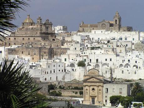 Ostuni, la ciudad blanca, suspendida entre el mar Adriático y las verdes colinas de olivos.