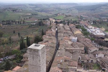 San Gimignano es un pequeño pueblo amurallado de origen medieval, erigido en lo alto de las Colinas de la Toscana.