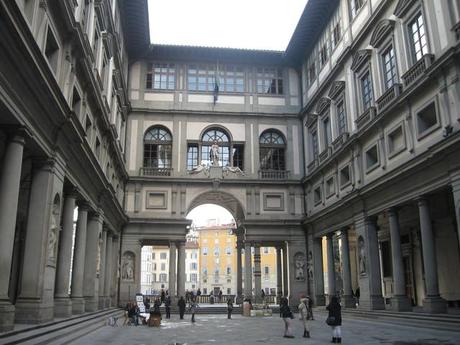 La Galería Uffizi, uno de los museos más famosos de Italia, contiene una de las más antiguas y famosas colecciones de arte del mundo.