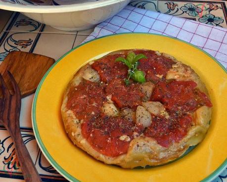 Tarta invertida de tomates y rabanitos.