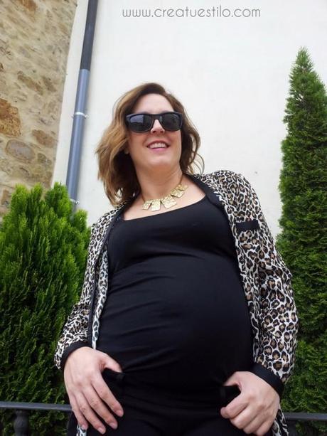 Look de embarazada con básicos en negro y print animal Look de embarazada con básicos en negro y print animal (3)