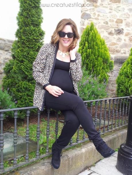 Look de embarazada con básicos en negro y print animal (3)