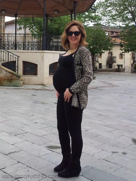 Look de embarazada con básicos en negro y print animal Look de embarazada con básicos en negro y print animal (3)