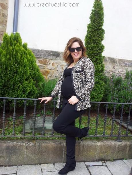 Look de embarazada con básicos en negro y print animal Look de embarazada con básicos en negro y print animal (3)