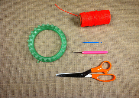 Materiales para brazaletes del video tutorial DIY telar circular