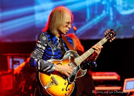STEVE HOWE: “TODAS MIS AVENTURAS MUSICALES SON IMPORTANTES”