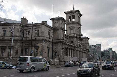 En las calles de Dublín Edificios junto a las vías