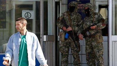 ALCALDE UCRANIANO TIROTEADO Milicianos prorrusos montan guardia frente al ayuntamiento de Kostyantynivka, en el este de Ucrania