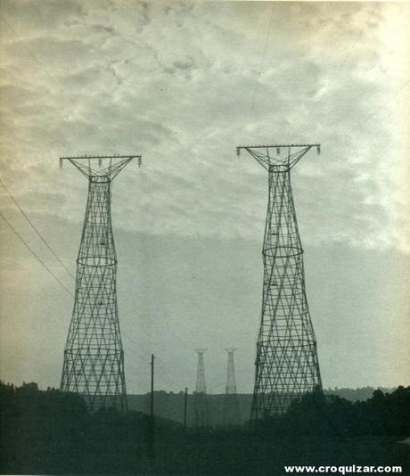 Apoyos de cables de alta tensión sobre el río Oká.1927-29 El ingeniero Zhújov utilizó aquí la misma solución que había aplicado en la Torre Shabólovskaya de Radio Moscú. _ Foto Kazusya 1989