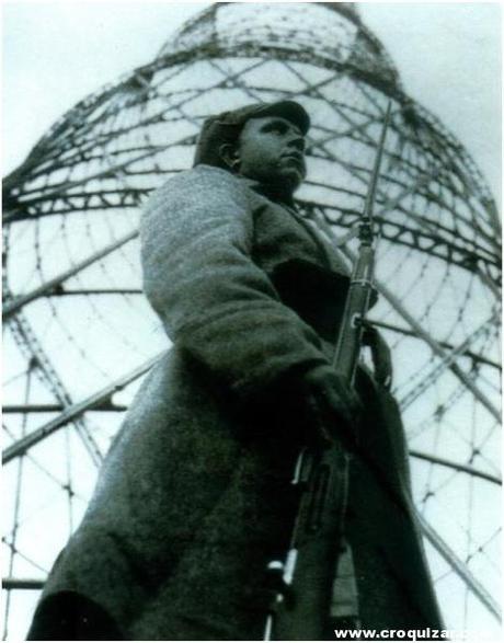 Soldado Rojo y la Torre de la radio del Komintern_ Composición de El Lissitzky. 1929