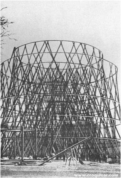 Los distintos tramos de la Torre Shabólovskaya, posicionados  de modo concéntrico antes de ser elevados. 