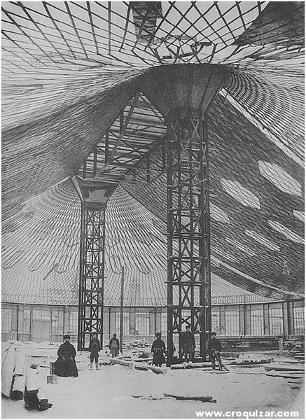 Estructura colgante para la exposición de industria y arte de toda Rusia. Pabellón lateral. Shújov patentó su sistema constructivo de hierro colgante en 1895. Permitía realizar estructuras de simple y doble curvatura, con gran economía de materiales y de tiempo. Según Graeffe, Doctor en filosofía austríaco y profesor de estructuras ligeras de la Escuela de Construcción de Insbruk, la patente de Shújov fue un punto de inflexión en la historia de las construcciones en metal adelantándose en 60 años a la proliferación del uso de este tipo de estructuras.