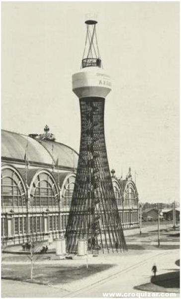 Tanque de agua de la exposición de 1896 en Nizhny Novgorod. La estructura en metal fue la primera construcción del ingeniero en la cual genero una “superficie” y silueta curva utilizando piezas rectas de metal. Luego de difundirse en occidente el almanaque y las fotografías de la Exposición se generalizó el uso del nuevo concepto. La altura de la torre (aún existente) es de 25,60 m y el tanque de agua que soporta tiene capacidad para 114.000 l. De este modo se alimentaba a toda la exposición. La solución fue un gran éxito por su estética, su fácil montaje y su economía de costes frente a los sistemas tradicionales al momento. La empresa Bari para la cual trabajaba Zhújov recibió seguidamente centenares de pedidos por todo el Imperio Ruso. Cada torre fue diseñada con el mismo sistema pero variando las proporciones. La idea de dicha estructura, según sus biógrafos, se originó cuando el ingeniero quedó absorto mirando una cesta tradicional rusa de mimbre casualmente dada vuelta. La estructura funcionaba perfectamente soportando incluso peso  adicional. 