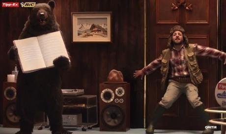 Tipp-Ex está de vuelta con el oso y el cazador en un nuevo anuncio interactivo