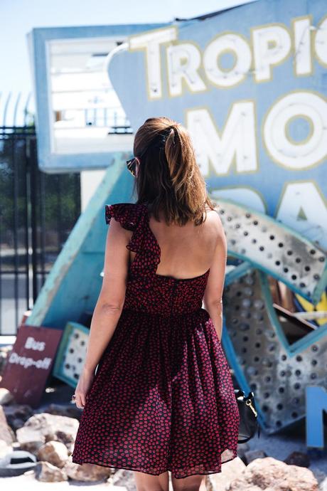 Las_Vegas-Neon_Museum-Asymmetric_Dress-Lips_Print-Mango-Outfit-travels-33