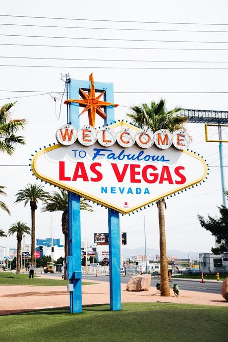 Las_Vegas-Neon_Museum-Asymmetric_Dress-Lips_Print-Mango-Outfit-travels-66