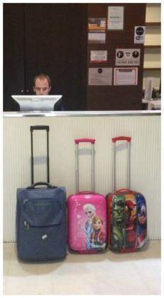 Checking con nuestro equipaje personalizado ¿de quién es cada maleta?