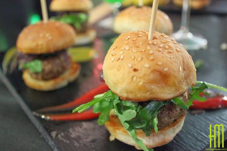 90 GRADOS: Hamburguesas en la terraza.