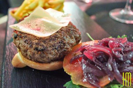 90 GRADOS: Hamburguesas en la terraza.