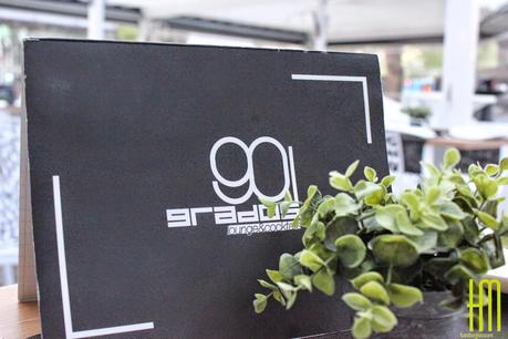 90 GRADOS: Hamburguesas en la terraza.