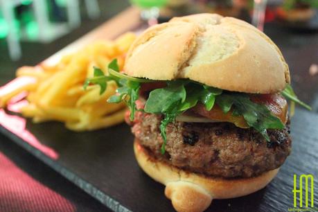 90 GRADOS: Hamburguesas en la terraza.
