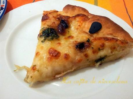 Pizza blanca y ajo negro
