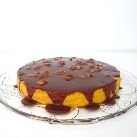 Bizcocho de naranja & cobertura de chocolate con almendras