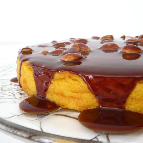 Bizcocho de naranja & cobertura de chocolate con almendras