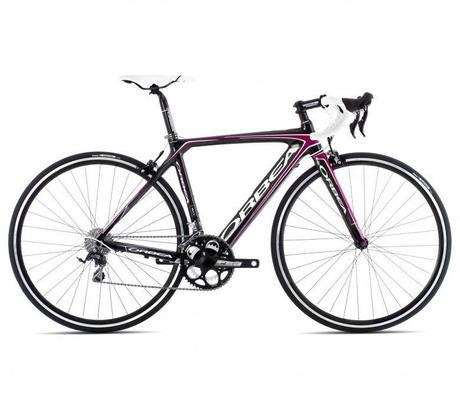 Orbea ofrece un modelo Orca adecuado para mujeres; que cuenta con un gran contraste entre sus características. 