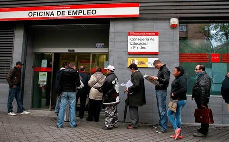 Fuerte caída del nivel de ocupación y leve aumento de la tasa de paro registrada por la encuesta de población activa (EPA) del primer trimestre de 2014.