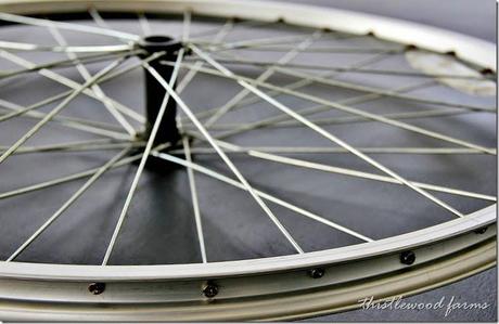 UN ORGANIZADOR DE TAREAS CON UNA RUEDA DE BICICLETA