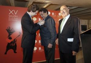 Alfonso Ussía, recibiendo el título de embajador de los Vinos de Madrid
