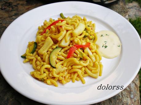 Fideuà curva con verduras y calamares