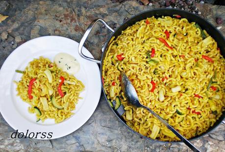 Fideuà curva con verduras y calamares