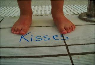 Los niños amando el agua