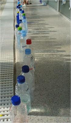 Los niños amando el agua