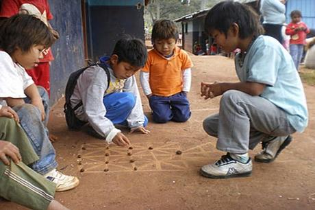Z-Niños-jugando-en-al-aldea-Fortín-Mbororé.