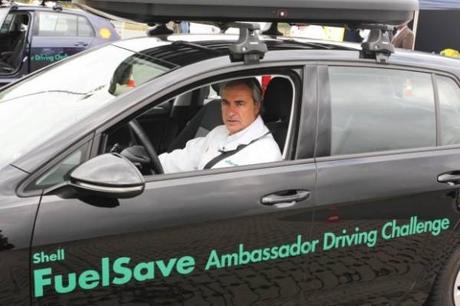 Reduce el consumo de tu coche con los consejos de Carlos Sainz