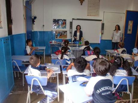Ana Pomares visita a los alumnos del Colegio San Antonio de Padua