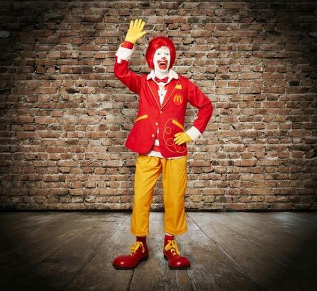 Ronald McDonald's cambia de look con un nuevo traje.