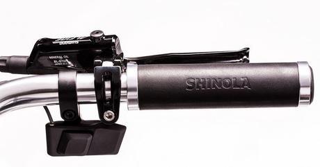 Los puños son sofisticados y fabricados en cuero por Shinola. 