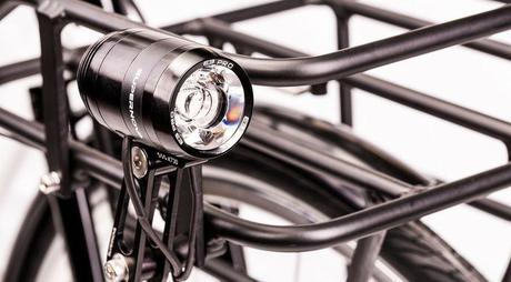 La bicicleta incluye un sistema de iluminación. 