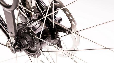 Esta bicicleta hace uso de un sistema de transmisión Alfine con manetas Di2. 