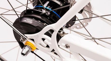 La S, distintiva de Shinola, son cortadas a láser. 