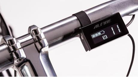 Al frente la pantalla LCD con el rendimeinto de la batería Alfine. 