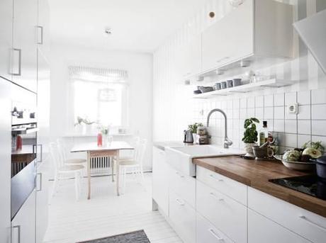 Un piso blanco y gris lleno de luz estilo nórdico escandinavo gris decoración pisos pequeños decoración interiores nórdicos decoración blanco y gris cocinas blancas modernas pequeñas blog decoración nórdica 