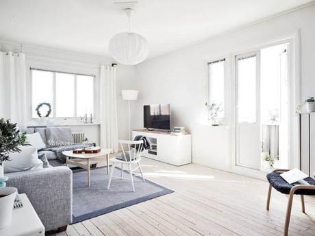 Un piso blanco y gris lleno de luz estilo nórdico escandinavo gris decoración pisos pequeños decoración interiores nórdicos decoración blanco y gris cocinas blancas modernas pequeñas blog decoración nórdica 