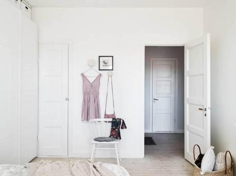 Un piso blanco y gris lleno de luz estilo nórdico escandinavo gris decoración pisos pequeños decoración interiores nórdicos decoración blanco y gris cocinas blancas modernas pequeñas blog decoración nórdica 