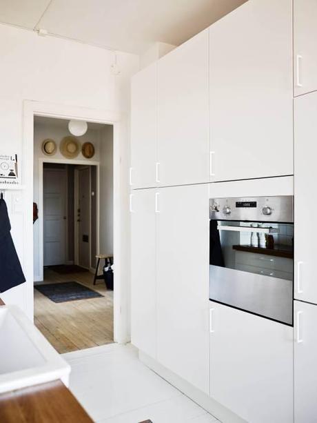 Un piso blanco y gris lleno de luz estilo nórdico escandinavo gris decoración pisos pequeños decoración interiores nórdicos decoración blanco y gris cocinas blancas modernas pequeñas blog decoración nórdica 