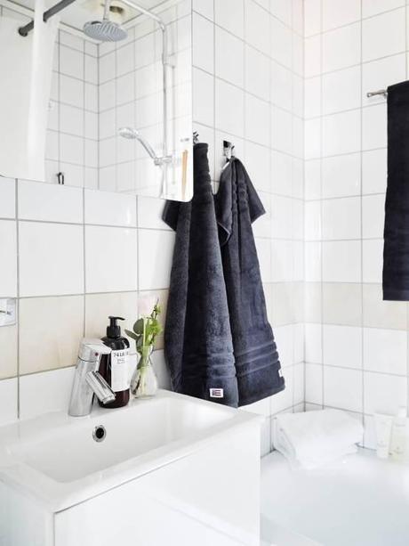 Un piso blanco y gris lleno de luz estilo nórdico escandinavo gris decoración pisos pequeños decoración interiores nórdicos decoración blanco y gris cocinas blancas modernas pequeñas blog decoración nórdica 